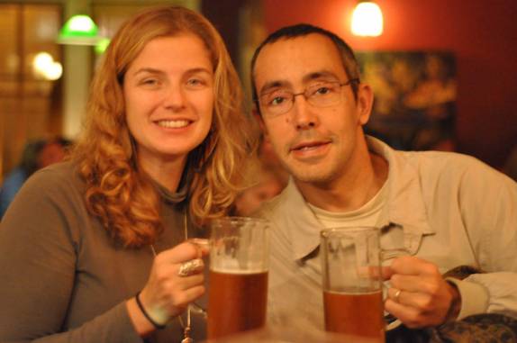 Celebrando em grande estilo a chegada à Dawson City, no Yukon Territory, noroeste do Canadá